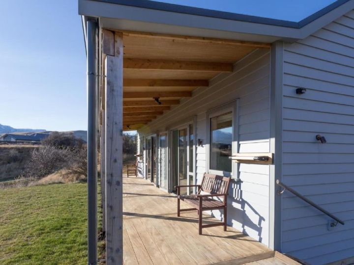 Cottage: seating on the deck