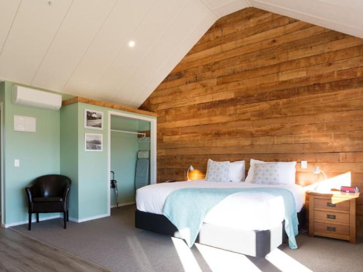 Cottage: heat pump and bed