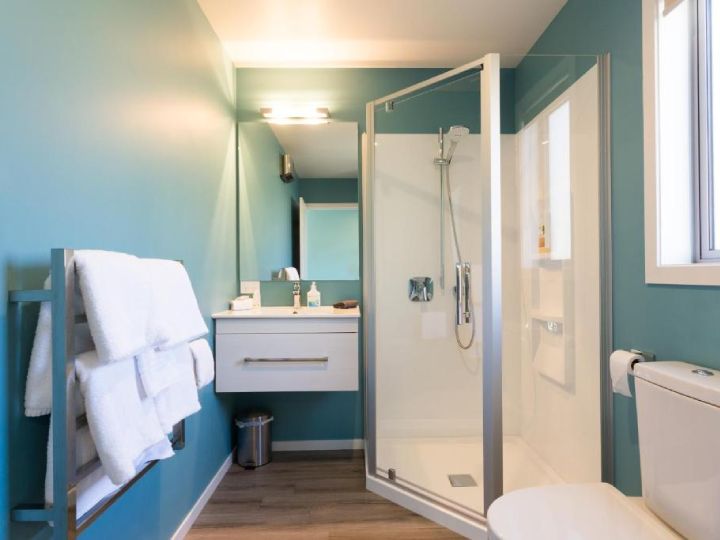 Cottage: bathroom with shower